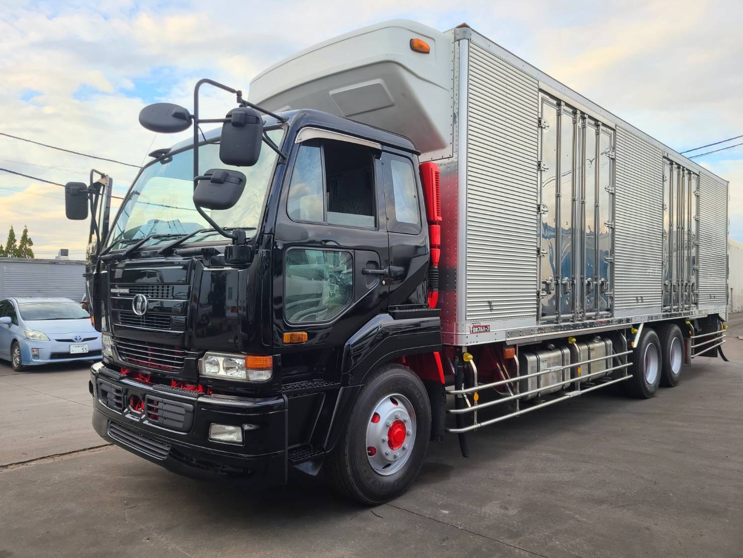 日産UDビックサム★V8　★冷凍バン　★走行少な目　★400馬力