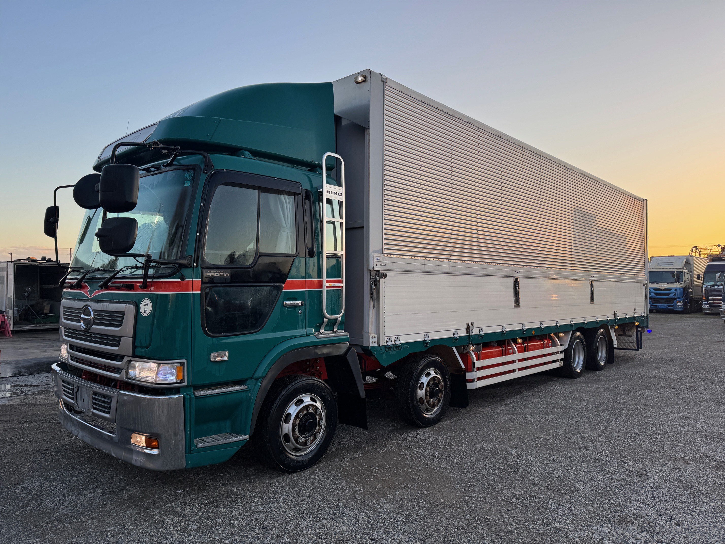 日野テラヴィ★テラヴィ　★4軸ウイング　